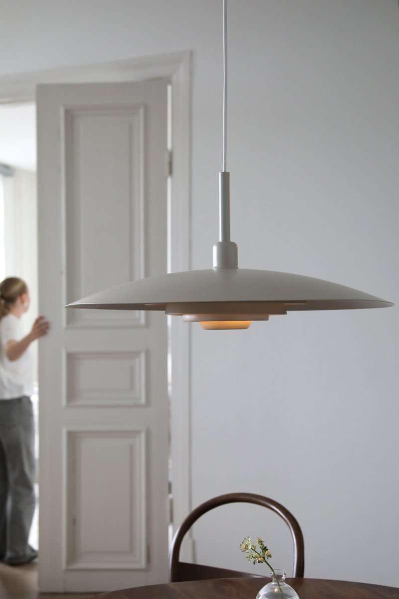Piny Ø57 Beige loftslampe Fra Markslöjd - Designet kan sammenlignes med en klassisk elevatorlampe, men med et mere stilfuldt udtryk.