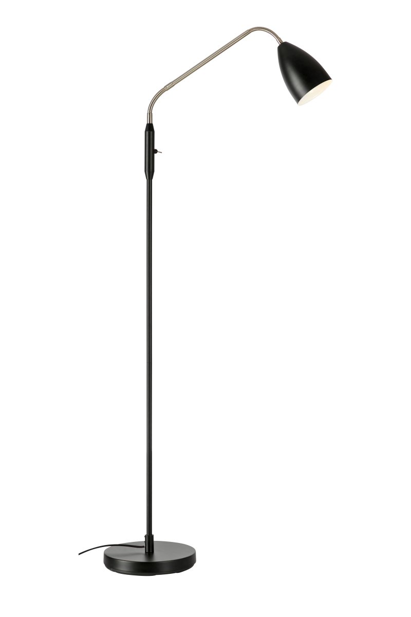 Patro Sort gulvlampe Fra Markslöjd - Den praktiske, justerbare flexarm i stål har en indbygget kontakt til den integrerede LED-belysning, som kan dæmpes i tre trin, når lampen tændes og slukkes.