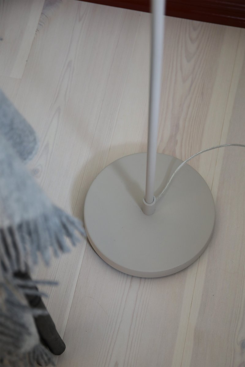 Patro Beige gulvlampe Fra Markslöjd - Den praktiske, justerbare flexarm i st&aring;l har en indbygget kontakt til den integrerede LED-belysning, som kan d&aelig;mpes i tre trin, n&aring;r lampen t&aelig;ndes og slukkes.