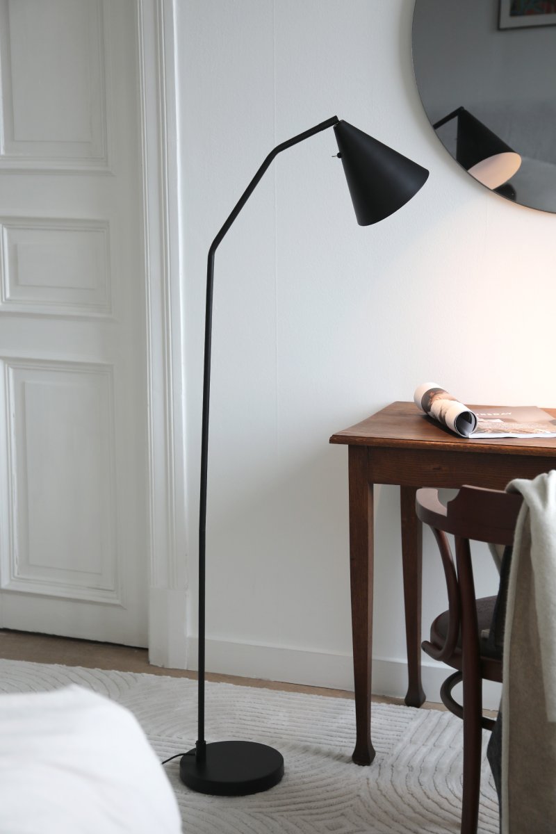 Funil Sort gulvlampe Fra Markslöjd - Lampen er lavet af sortlakeret metal og har et dekorativt kegleformet lampehoved, der kan drejes og justeres.