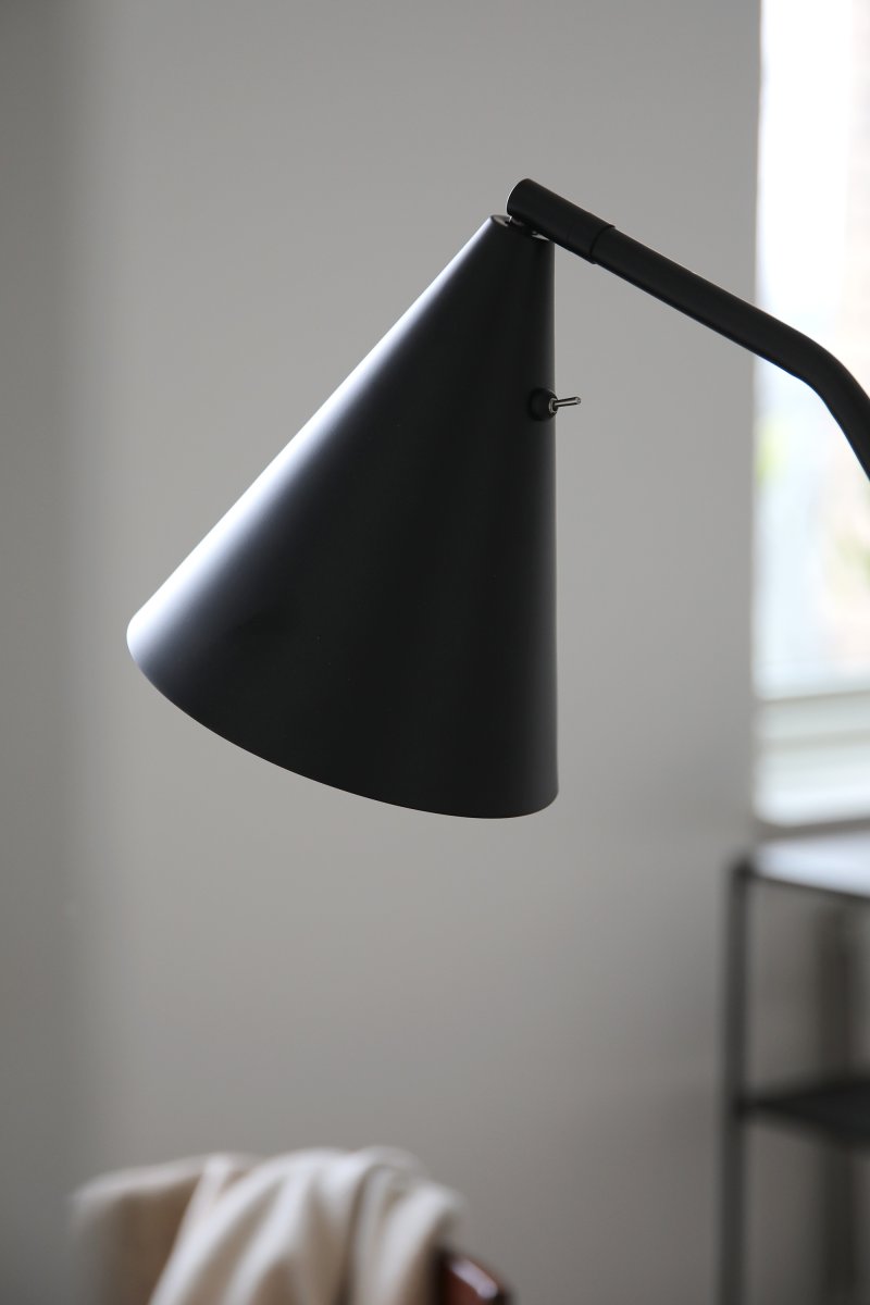 Funil Sort gulvlampe Fra Markslöjd - Lampen er lavet af sortlakeret metal og har et dekorativt kegleformet lampehoved, der kan drejes og justeres.
