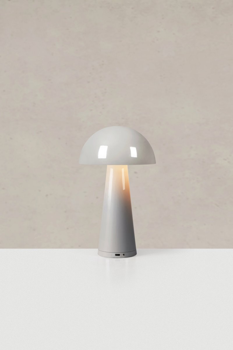 Fungi 27cm Greige bærbar Fra Markslöjd - Indbygget batteri, der oplades via det medf&oslash;lgende USB-C-kabel (1m), der tilsluttes en Min 1A Max 6A adapter (medf&oslash;lger ikke) og kan bruges tr&aring;dl&oslash;st i op til 8 timer.