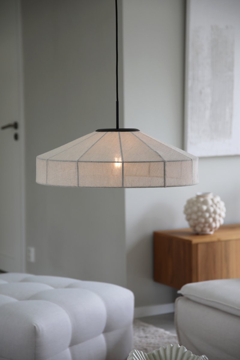 Alia Ø57 Beige loftslampe Fra Markslöjd - Stor loftlampe i beige hørstof, kombineret med en dekorativ sort metalramme, der skaber en flot kontrast og et stilfuldt udtryk.