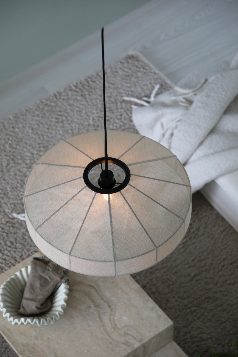Alia Ø57 Beige loftslampe Fra Markslöjd - Stor loftlampe i beige hørstof, kombineret med en dekorativ sort metalramme, der skaber en flot kontrast og et stilfuldt udtryk.