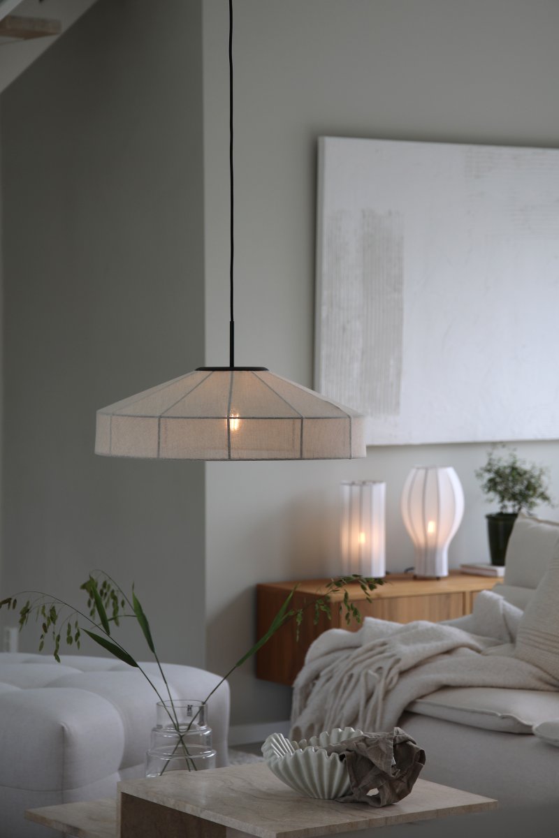 Alia Ø57 Beige loftslampe Fra Markslöjd - Stor loftlampe i beige hørstof, kombineret med en dekorativ sort metalramme, der skaber en flot kontrast og et stilfuldt udtryk.