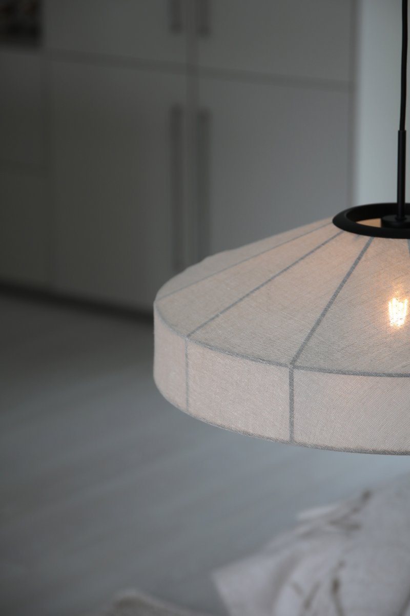 Alia Ø57 Beige loftslampe Fra Markslöjd - Stor loftlampe i beige hørstof, kombineret med en dekorativ sort metalramme, der skaber en flot kontrast og et stilfuldt udtryk.