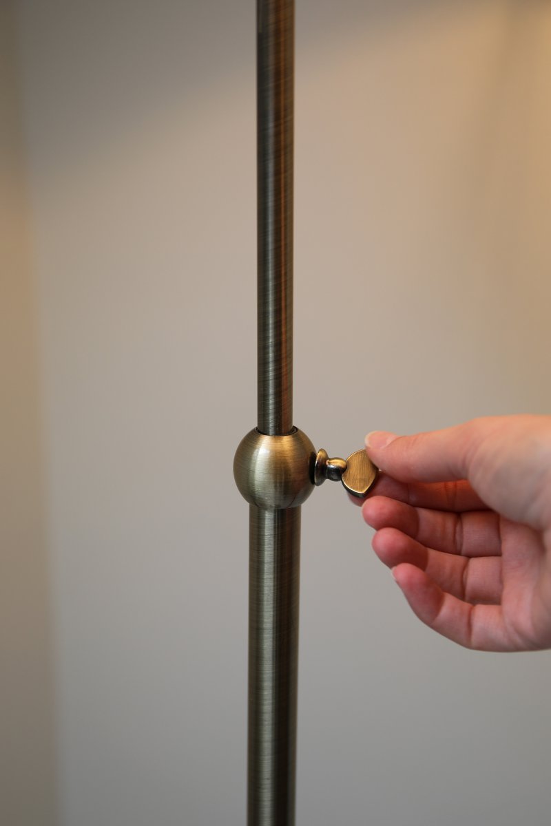 Oxford Antik messing gulvlampe Fra Markslöjd - Gulvlampe i klassisk århundredeskiftestil med en off-white tekstilskærm og fod i antik messingfinish.