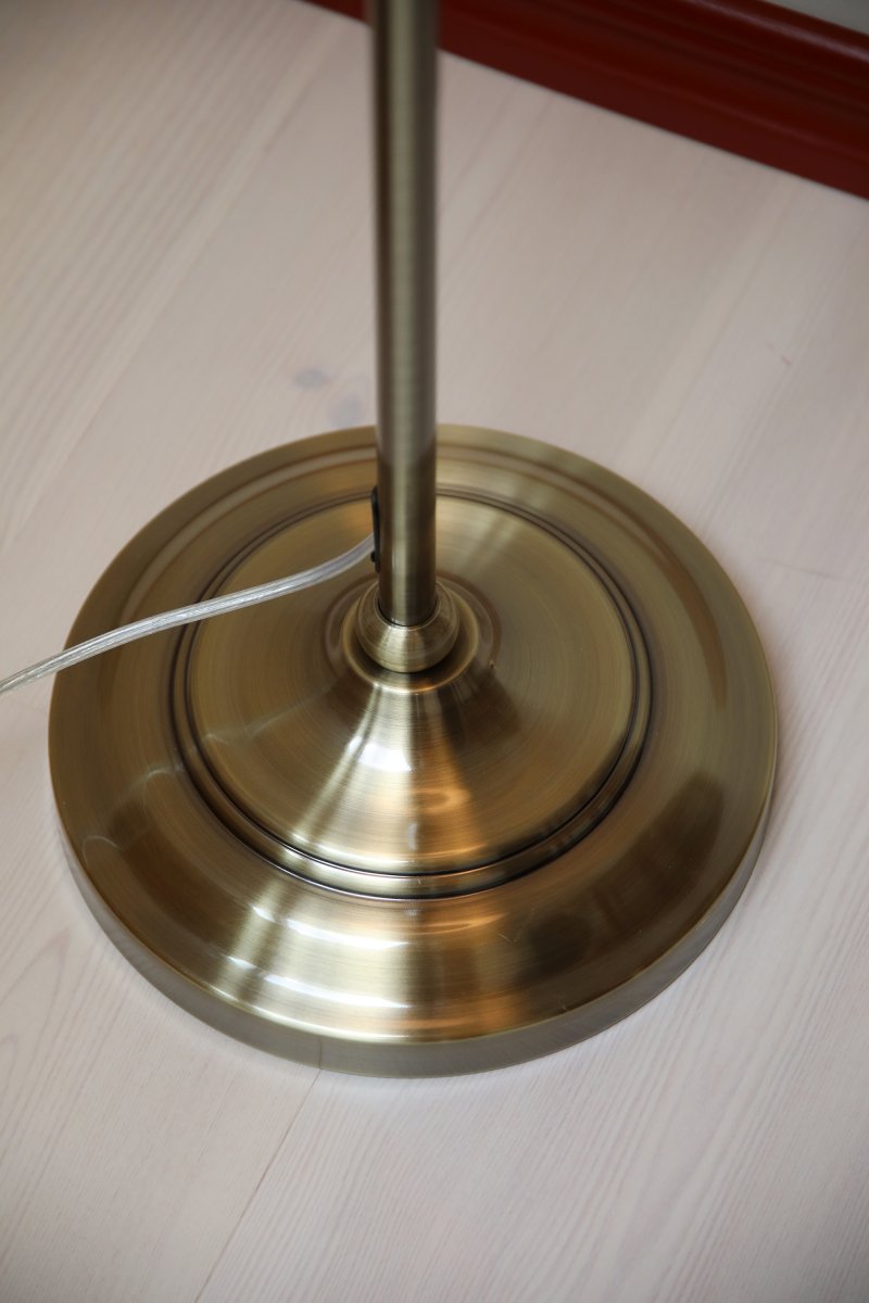 Oxford Antik messing gulvlampe Fra Markslöjd - Gulvlampe i klassisk århundredeskiftestil med en off-white tekstilskærm og fod i antik messingfinish.