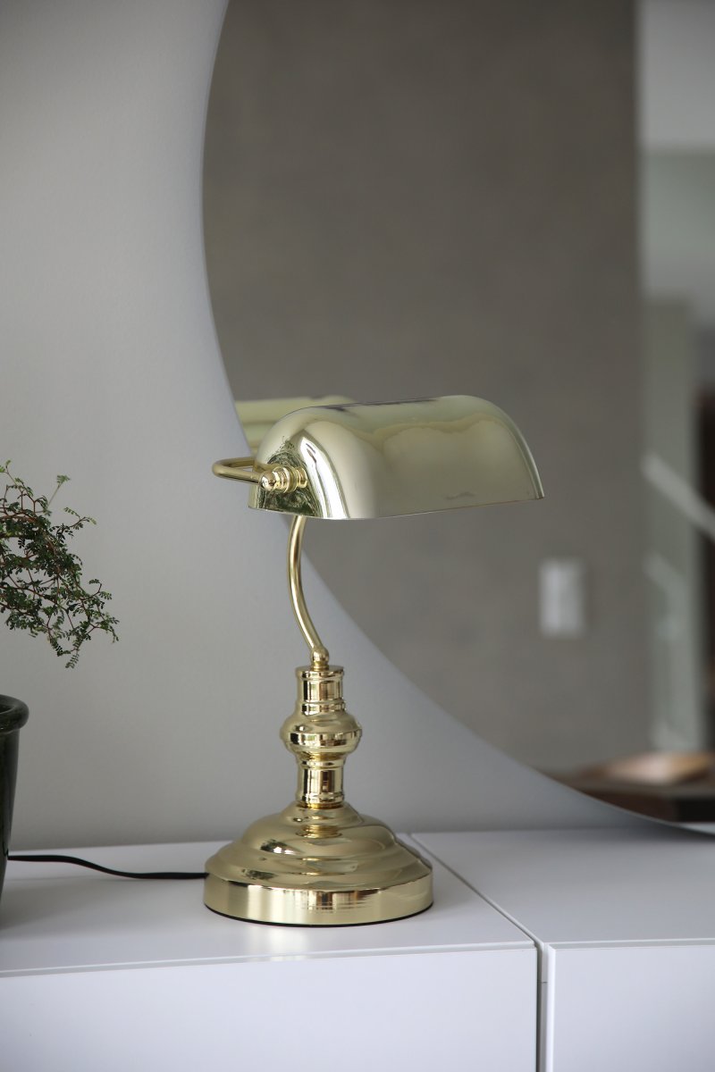 Bankers 42cm Messing skrivebordslampe Fra Markslöjd - Bankers bordlampe har en messingfarvet metalbase og justerbart matchende lampeglas.