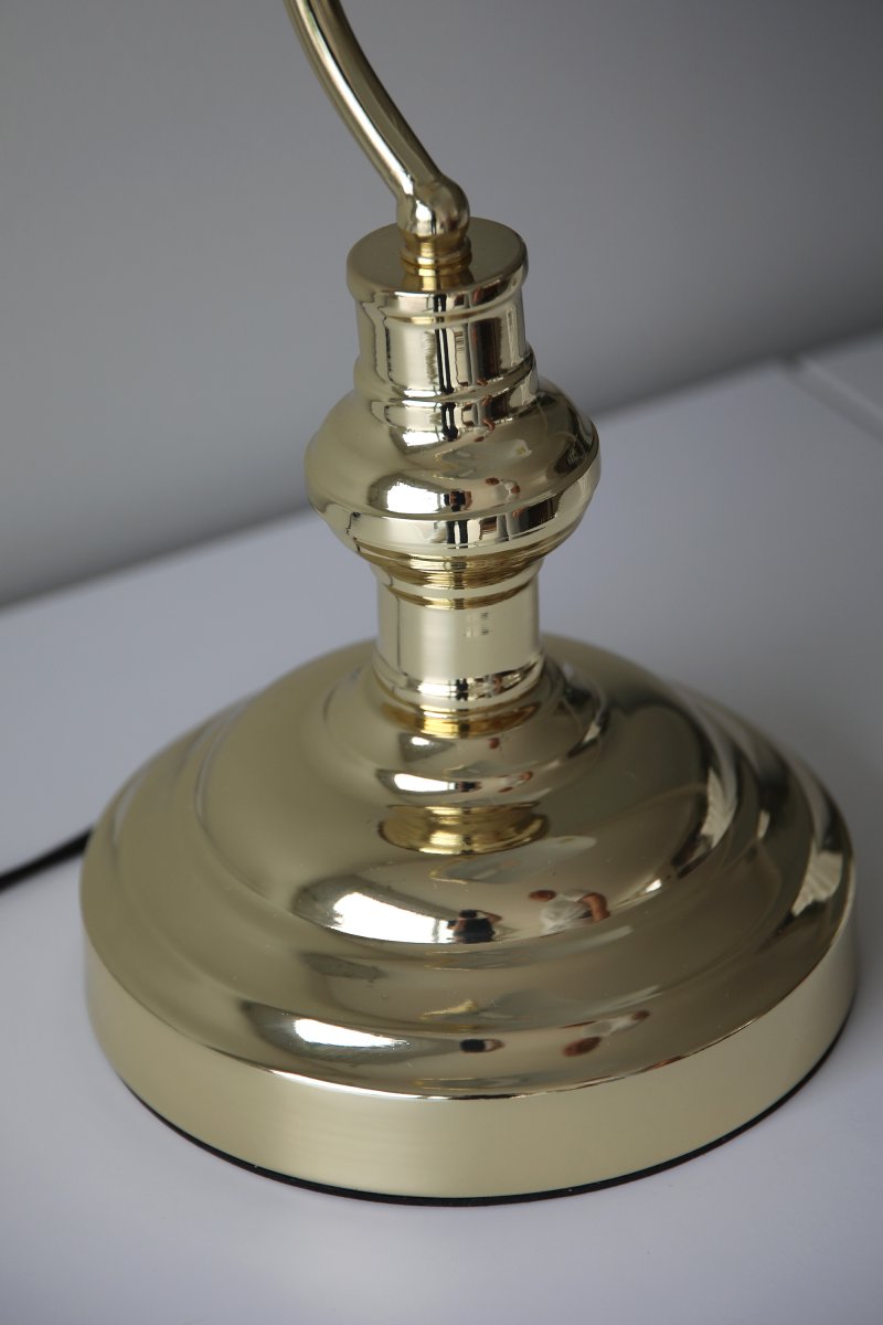 Bankers 42cm Messing skrivebordslampe Fra Markslöjd - Bankers bordlampe har en messingfarvet metalbase og justerbart matchende lampeglas.