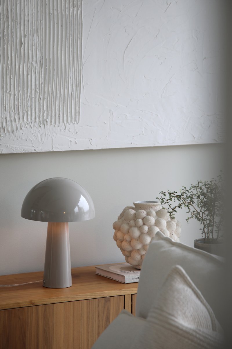 Mantar 36cm Greige bordlampe Fra Markslöjd - Bordlampe i gr&aring;farvet metal med en skinnende finish.