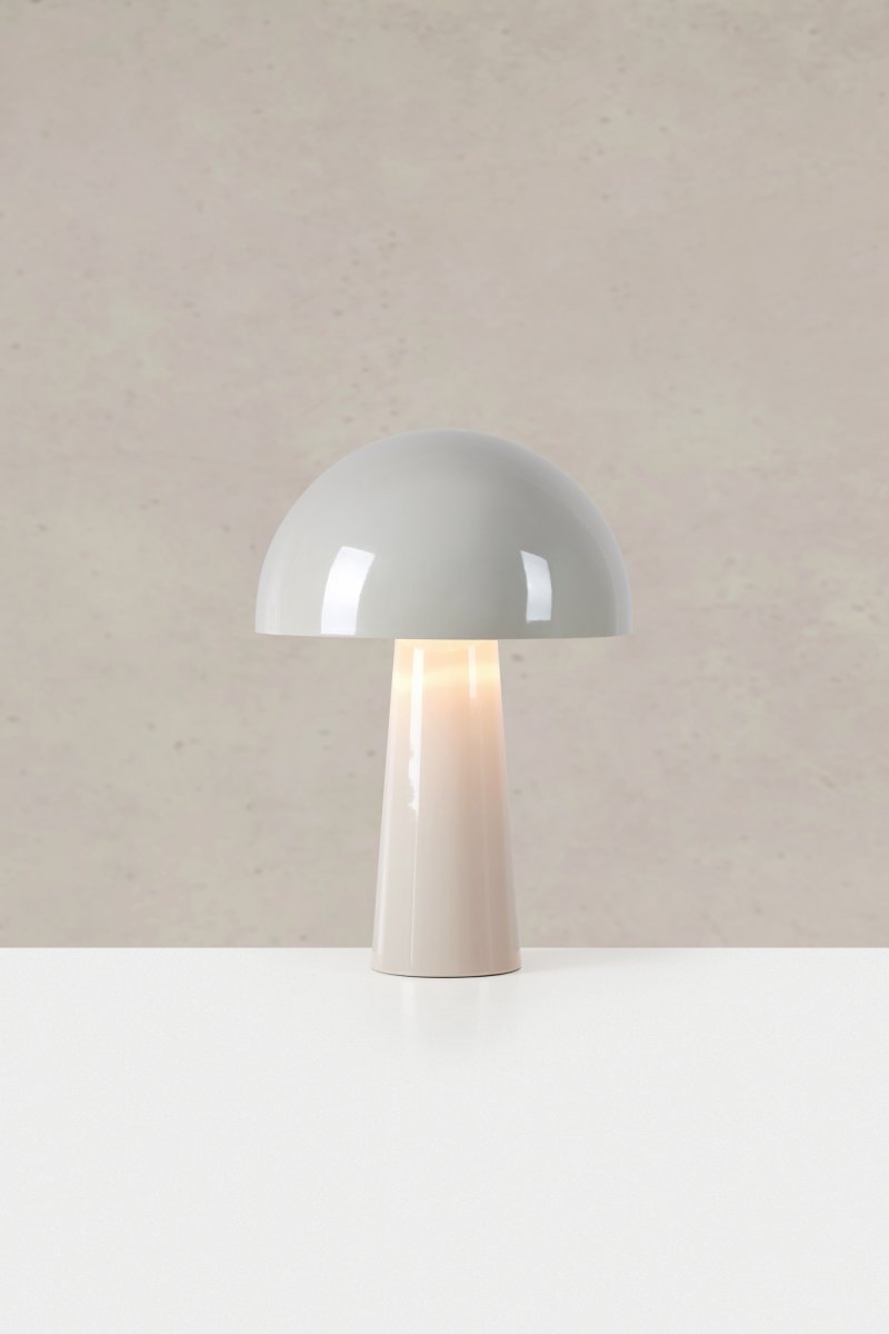 Mantar 36cm Greige bordlampe Fra Markslöjd - Bordlampe i gr&aring;farvet metal med en skinnende finish.