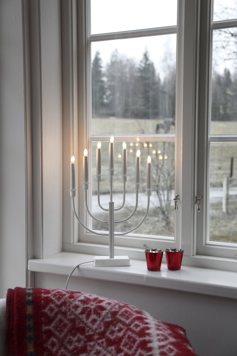 Kristina Hvid Fra Star Trading - Traditionel, enkel og smuk lysestage i hvid.