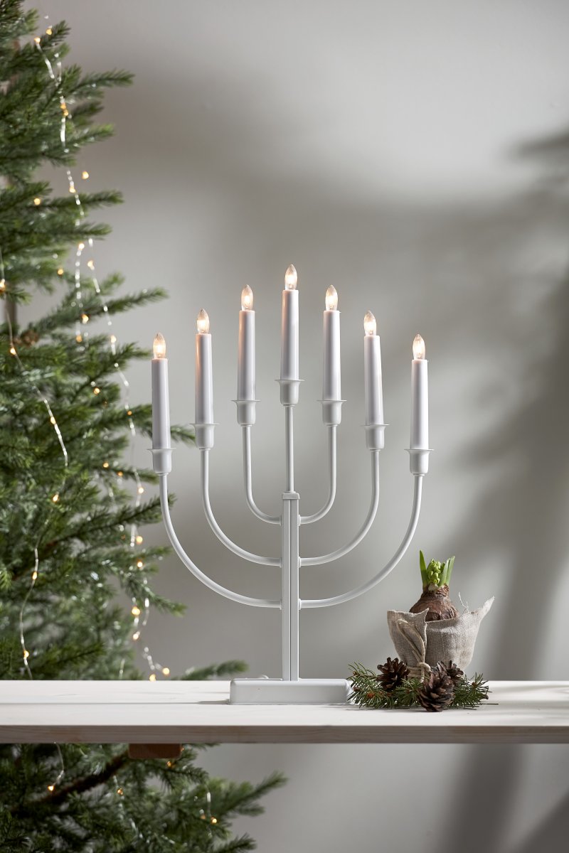 Kristina Hvid Fra Star Trading - Traditionel, enkel og smuk lysestage i hvid.