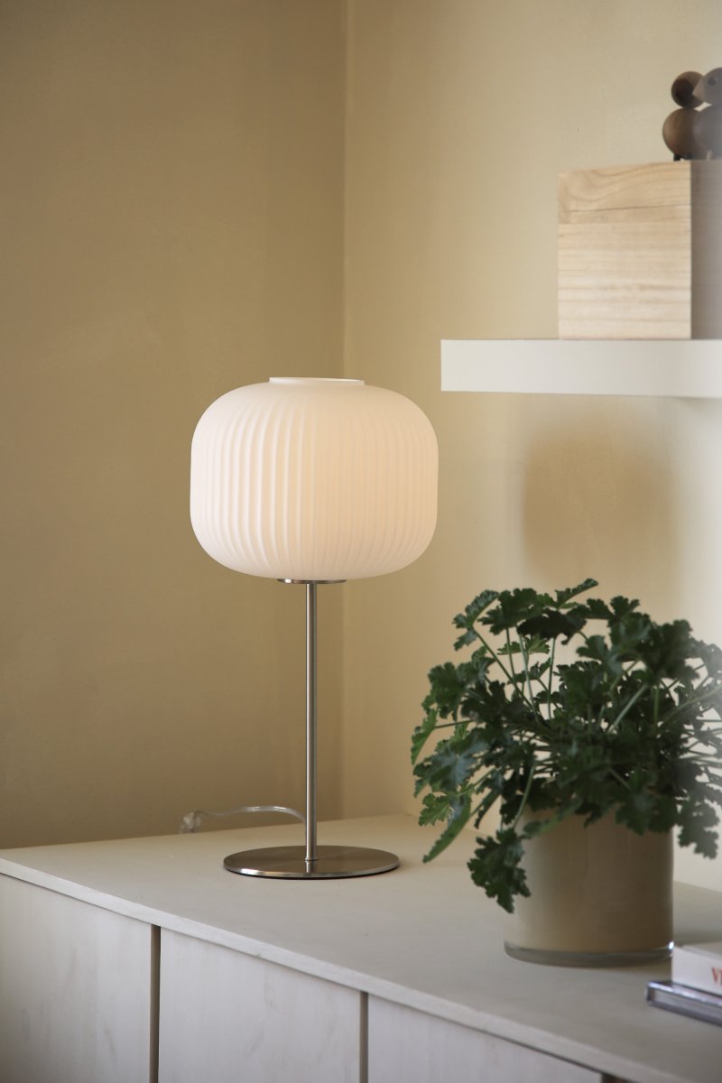 Sober 50cm Stål bordlampe Fra Markslöjd - Bordlampe i klassisk design med en sober hvid glasskærm og en stålbase.