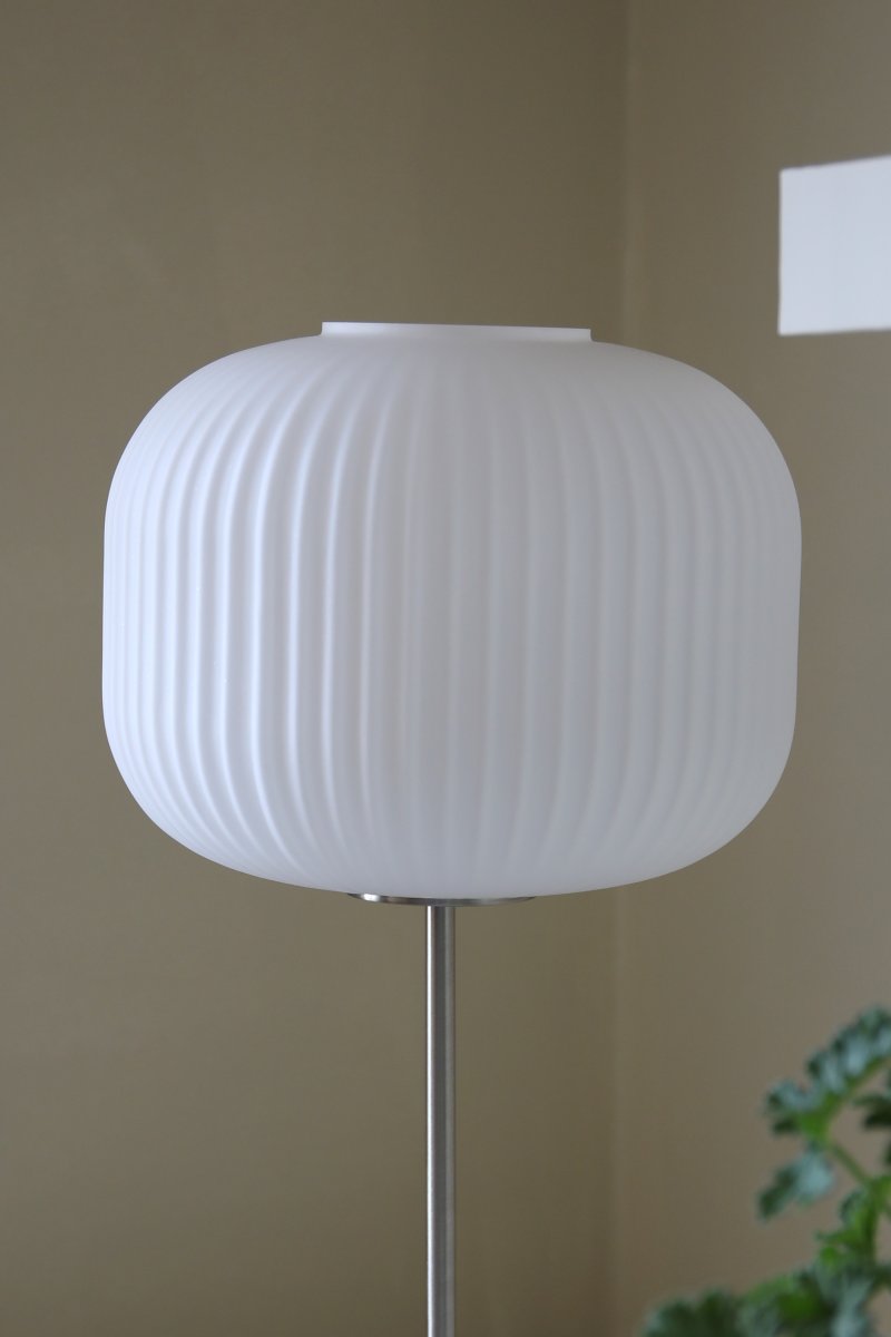Sober 50cm Stål bordlampe Fra Markslöjd - Bordlampe i klassisk design med en sober hvid glasskærm og en stålbase.