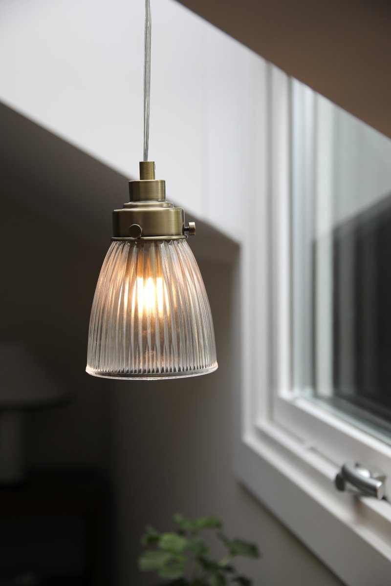 Bellis Ø10 Transparent/antik messing vindueslampe Fra Markslöjd - Vinduslampe i transparent glas med fine detaljer i antik messingfinish - en tidl&oslash;s kombination, der giver en varm og im&oslash;dekommende f&oslash;lelse i vinduet eller et hj&oslash;rne.