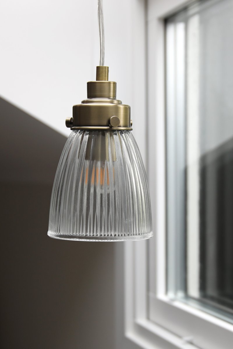 Bellis Ø10 Transparent/antik messing vindueslampe Fra Markslöjd - Vinduslampe i transparent glas med fine detaljer i antik messingfinish - en tidl&oslash;s kombination, der giver en varm og im&oslash;dekommende f&oslash;lelse i vinduet eller et hj&oslash;rne.