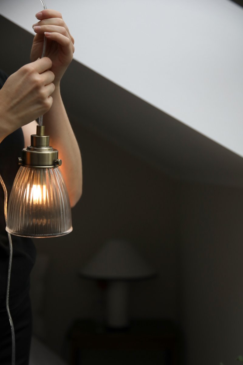 Bellis Ø10 Transparent/antik messing vindueslampe Fra Markslöjd - Vinduslampe i transparent glas med fine detaljer i antik messingfinish - en tidl&oslash;s kombination, der giver en varm og im&oslash;dekommende f&oslash;lelse i vinduet eller et hj&oslash;rne.