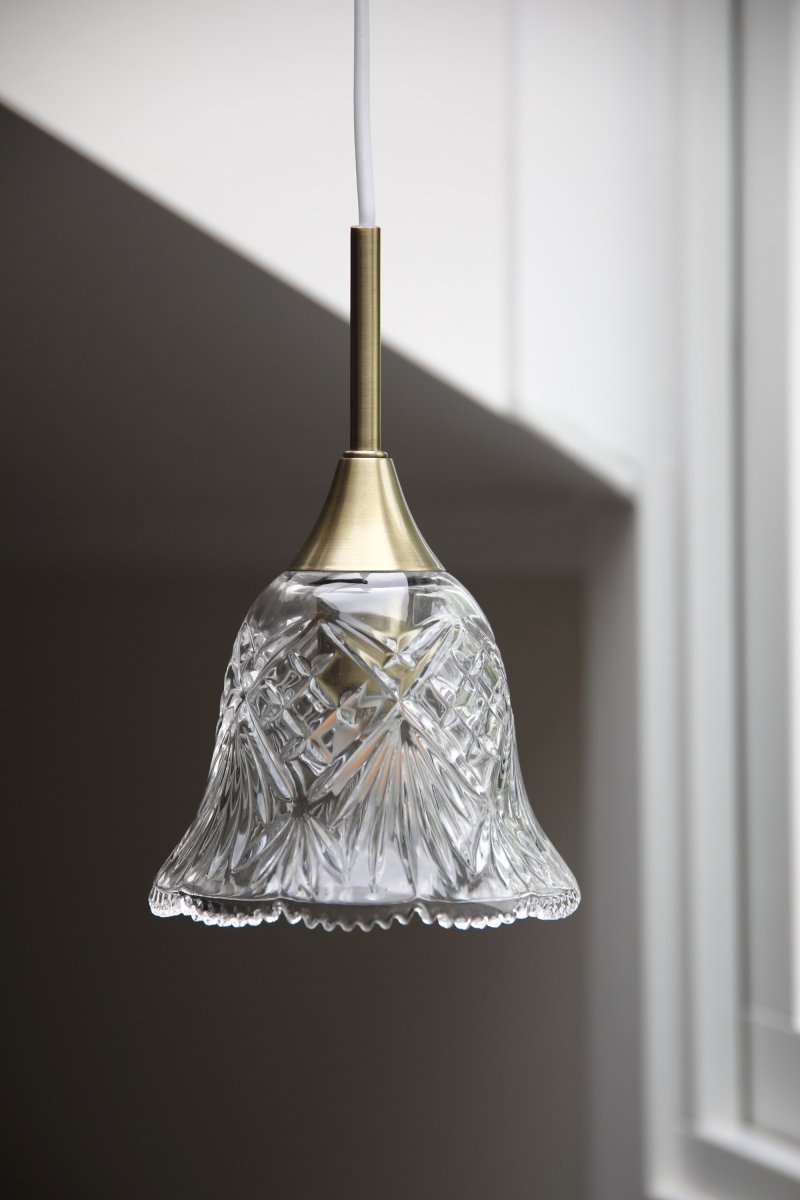 Luna Ø14 Transparent/messing vindueslampe Fra Markslöjd - Vinduslampe i transparent glas med fine detaljer i valn&oslash;ddefinish og en dekorativ, bl&oslash;dt buet form i bunden - et romantisk design, der skaber en varm og im&oslash;dekommende f&oslash;lelse i vinduet eller et lille hj&oslash;rne.