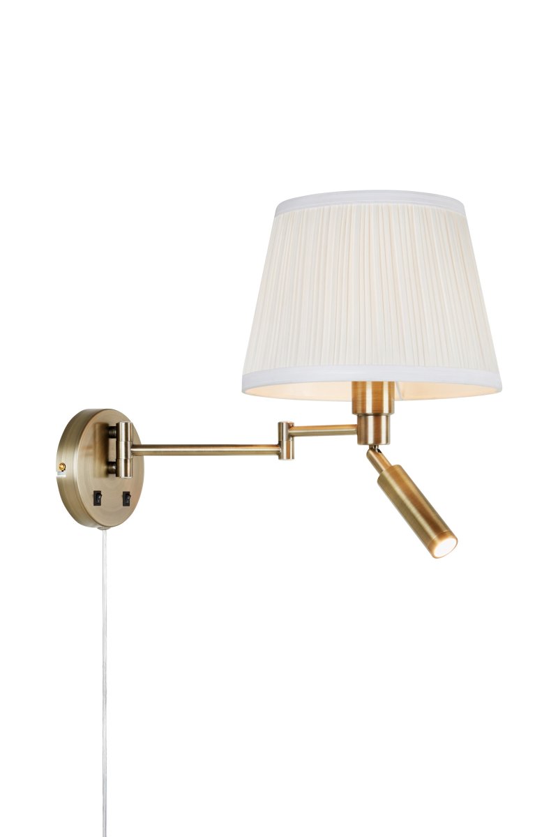 Pivot 43cm Messing læselampe Fra Markslöjd - Charmerende v&aelig;glampe i messingfinish med to funktionelle lyspunkter, en svingarm med off-white plisseret tekstilsk&aelig;rm og en justerbar sengelampe med fast integreret LED, der giver rettet lys pr&aelig;cis der, hvor du har brug for det.