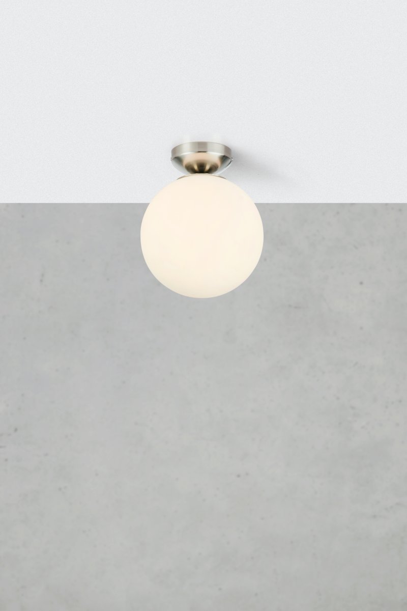 Stintino Ø20 Hvid badeværelseslampe Fra Markslöjd - Den klassiske form og det hvide glas giver et blødt og behageligt skær.