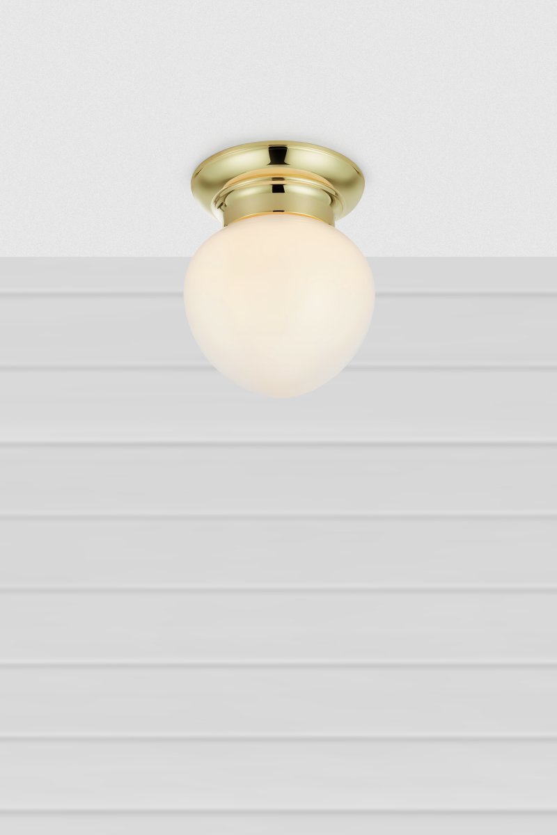 Ronda Ø20 Messing badeværelseslampe Fra Markslöjd - Loftlampe i &aring;rhundredeskiftestil, egnet til badev&aelig;relser (IP44), med messingbase og hvid glassk&aelig;rm.