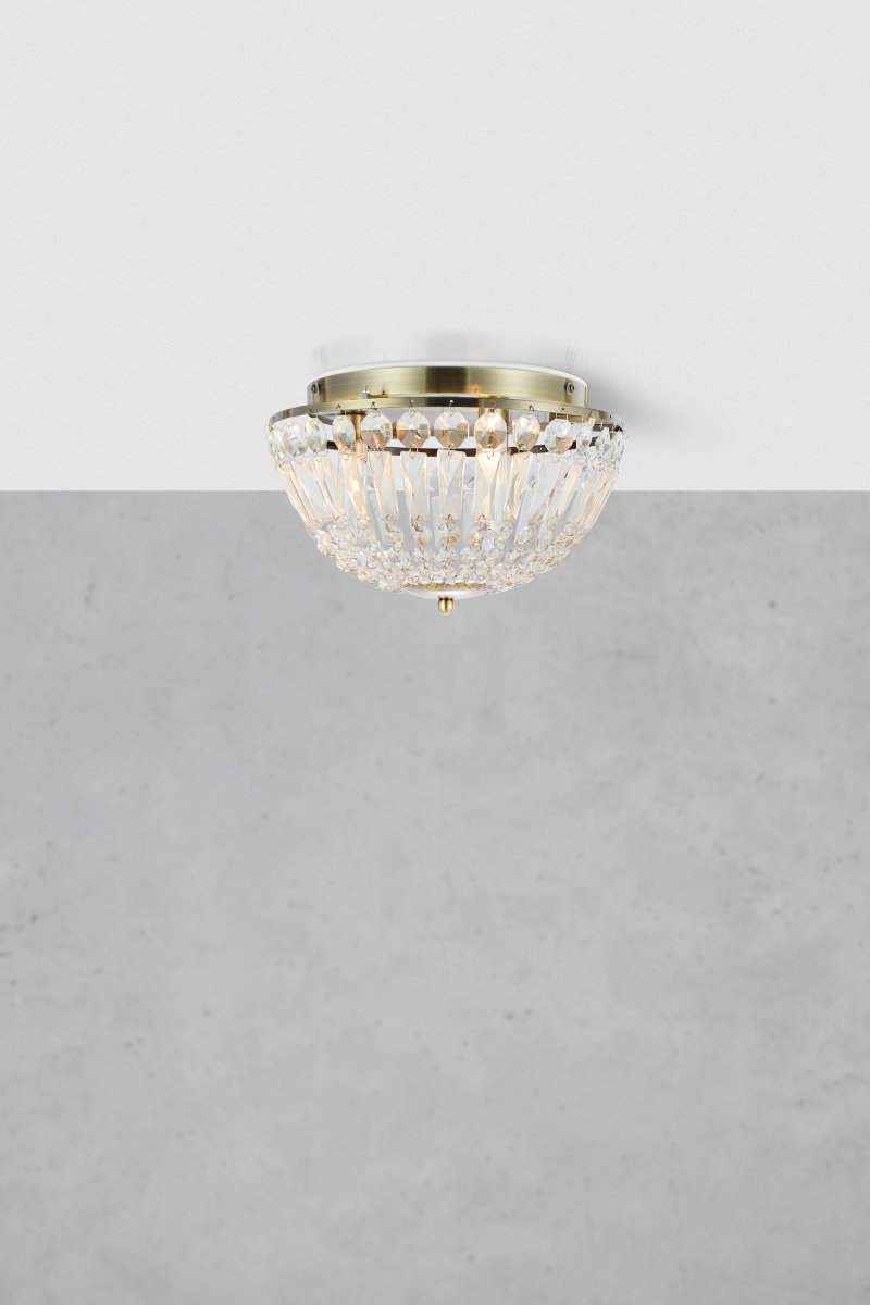Estelle Ø30 Antik messing badeværelseslampe Fra Markslöjd - Elegant loftlampe til badev&aelig;relset i &aring;rhundredeskiftets stil med en antik messingramme og dekorative klare prismer, der spreder lyset p&aring; en effektiv m&aring;de.