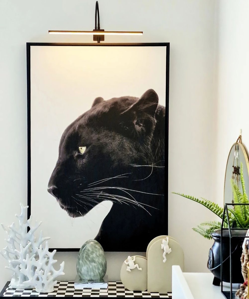 Miro 40cm Sort Fra Aneta Lighting - Lampen kan monteres på væg, direkte på billedramme eller top&aring; hylde eller skab.