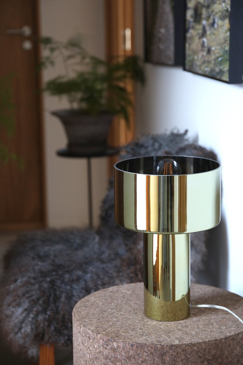 Corin 32cm Guld bordlampe Fra Markslöjd - Guldfarvet bordlampe lavet udelukkende af glas med en afrundet sk&aelig;rm og matchende fod, der elegant lader lyset slippe igennem.