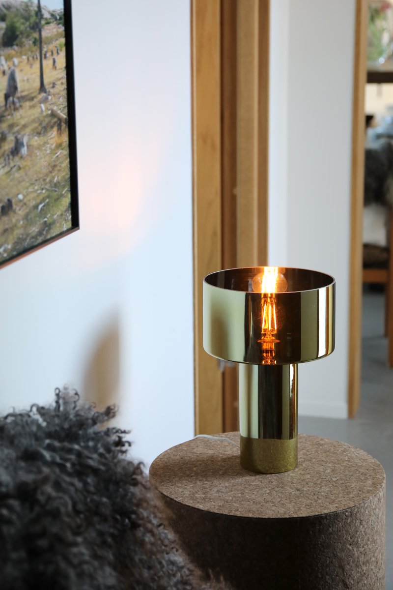 Corin 32cm Guld bordlampe Fra Markslöjd - Guldfarvet bordlampe lavet udelukkende af glas med en afrundet sk&aelig;rm og matchende fod, der elegant lader lyset slippe igennem.