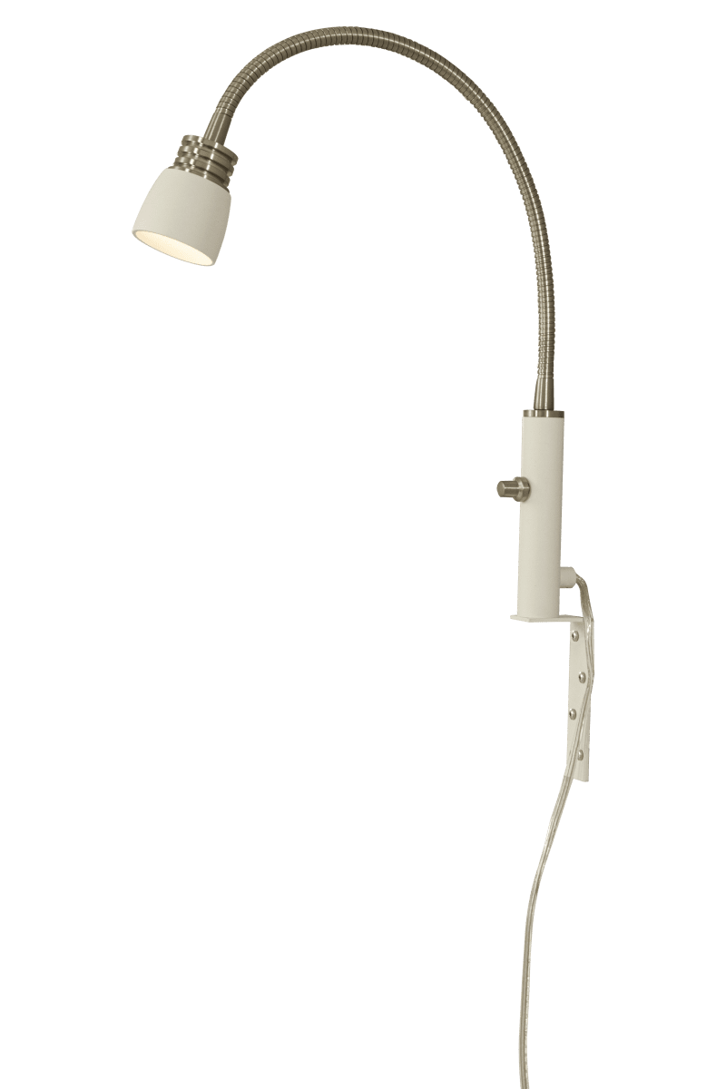 Eketorp Hvid læselampe Fra Aneta Lighting - Justerbar arm med integreret 3W LED, der giver et behageligt varmt hvidt lys og kan d&aelig;mpes.