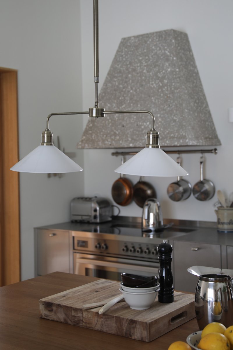 Vela 75cm Messing/hvid loftslampe Fra Markslöjd - Stilfuld loftlampe i klassisk stil med messingramme og to blanke hvide glassk&aelig;rme.