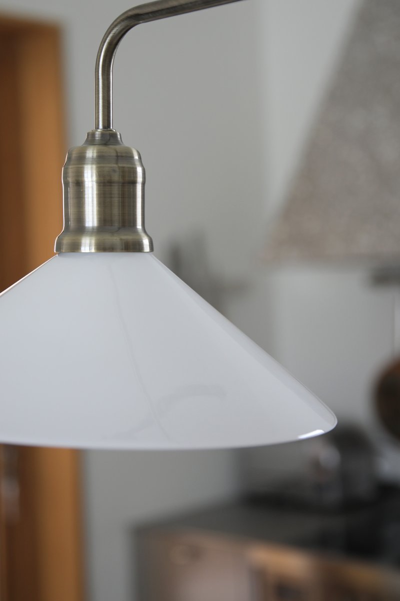 Vela 75cm Messing/hvid loftslampe Fra Markslöjd - Stilfuld loftlampe i klassisk stil med messingramme og to blanke hvide glassk&aelig;rme.