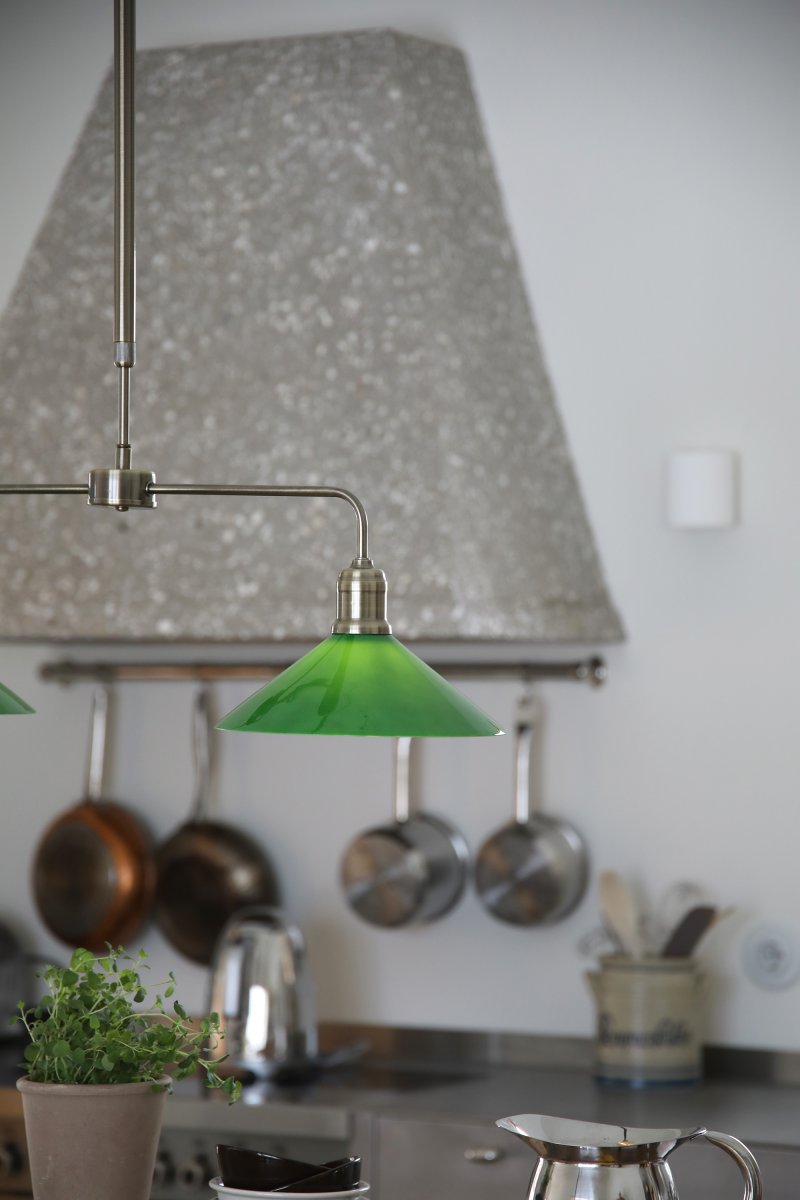 Vela 75cm Messing/grøn loftslampe Fra Markslöjd - Stilfuld loftlampe i klassisk stil med messingramme og to blanke gr&oslash;nne glassk&aelig;rme.