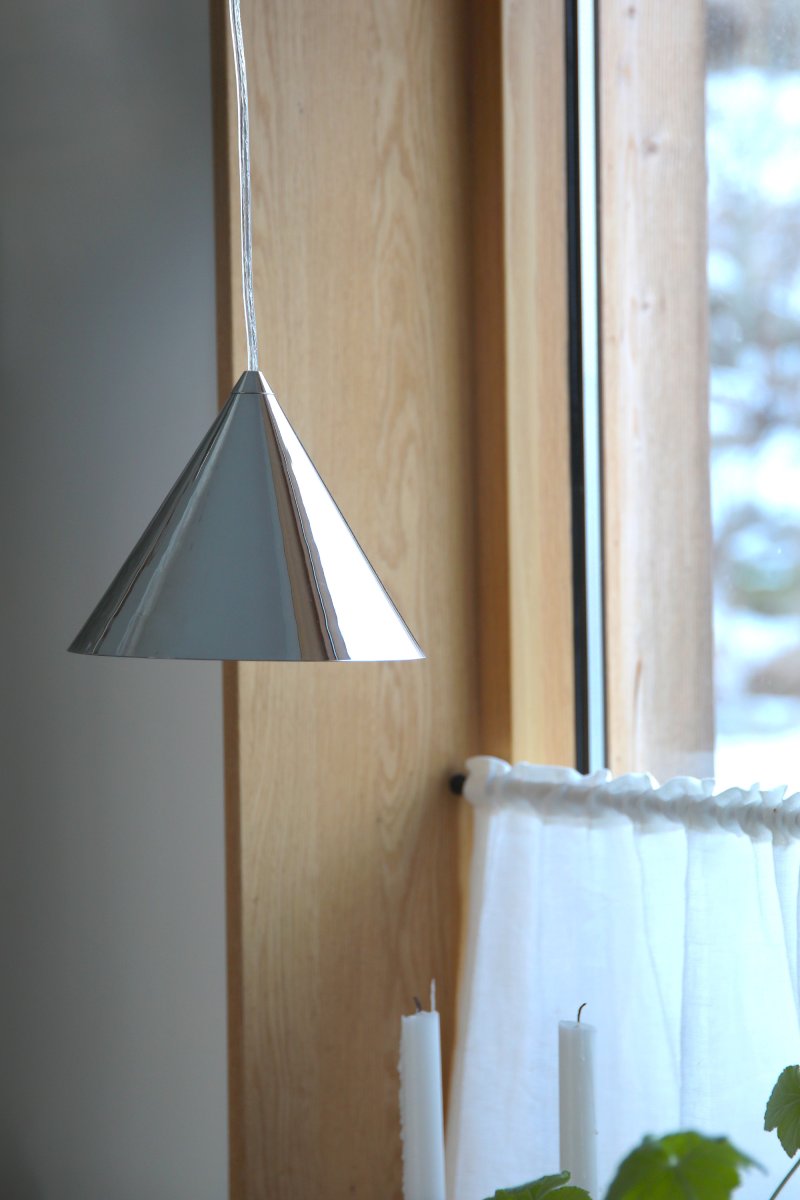 Tip Ø20 Krom loftslampe Fra Markslöjd - Stilfuld loftslampe med forkromet sk&aelig;rm og baldakin i et rent og funktionelt design, der passer ind i b&aring;de moderne og tidl&oslash;se milj&oslash;er.