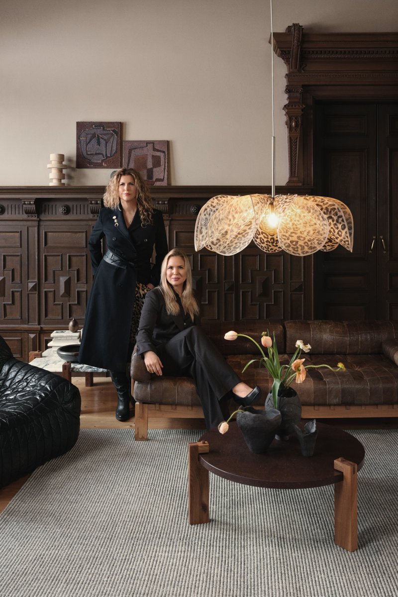 Styrka Ø75 Flerfarvet loftslampe Fra Markslöjd - Loftlampe i et udtryksfuldt leopardm&oslash;nster i sort og beige, med en blomsterlignende form i bananfiber, der giver et bl&oslash;dt og dekorativt indtryk.