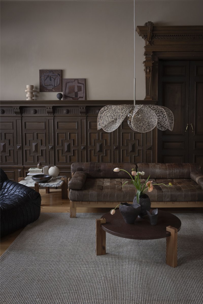 Styrka Ø75 Flerfarvet loftslampe Fra Markslöjd - Loftlampe i et udtryksfuldt leopardm&oslash;nster i sort og beige, med en blomsterlignende form i bananfiber, der giver et bl&oslash;dt og dekorativt indtryk.