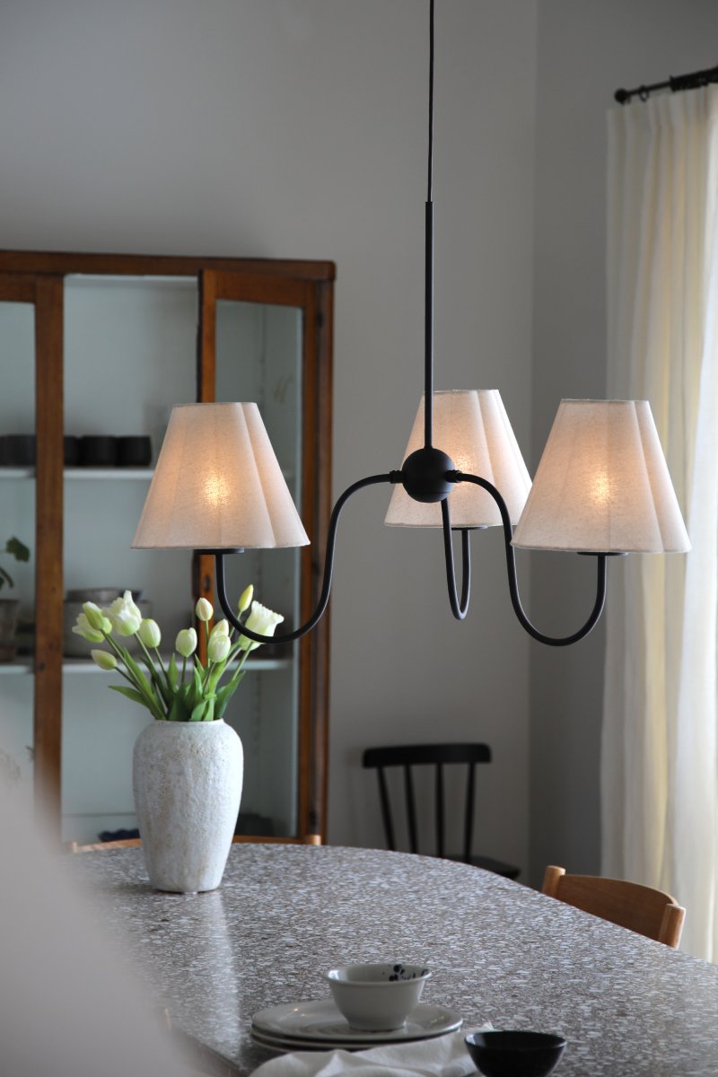Veya Ø90 Sort loftslampe Fra Markslöjd - Stor loftlampe med tre bl&oslash;dt buede arme i sort metal med et st&oslash;bejernslook, kombineret med beige linnedsk&aelig;rme, der spreder et varmt og behageligt lys.