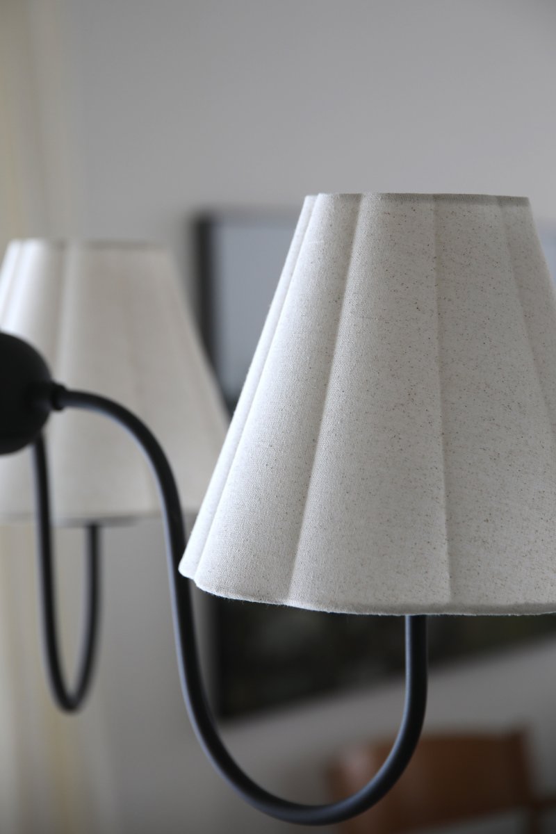 Veya Ø90 Sort loftslampe Fra Markslöjd - Stor loftlampe med tre bl&oslash;dt buede arme i sort metal med et st&oslash;bejernslook, kombineret med beige linnedsk&aelig;rme, der spreder et varmt og behageligt lys.