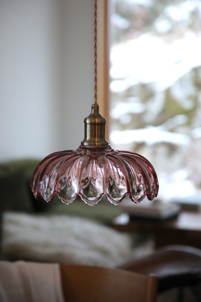 Kurage Ø26 Lyserød loftslampe Fra Markslöjd - Lampen har en lampeholder i messingfinish og en dekorativ beige snoet tekstilledning, der f&oslash;rer til en rund metalholder i samme messingfinish.