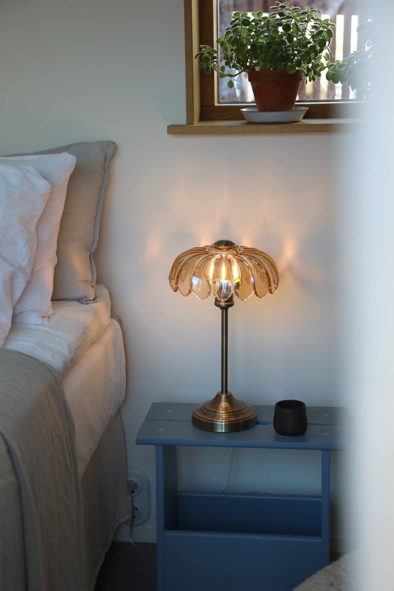 Kurage 43cm Antik messing/rav bordlampe Fra Markslöjd - Bordlampe i klassisk stil med fod i antik messingfinish og dekorativ ravfarvet glassk&aelig;rm.