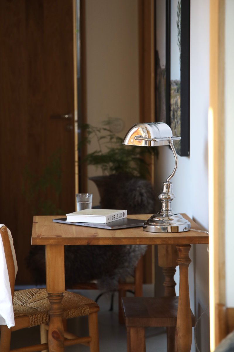 Bankers 42cm Krom skrivebordslampe Fra Markslöjd - Bankers bordlampe er lavet udelukkende af krom og har en metalbase og et justerbart matchende lampeglas.