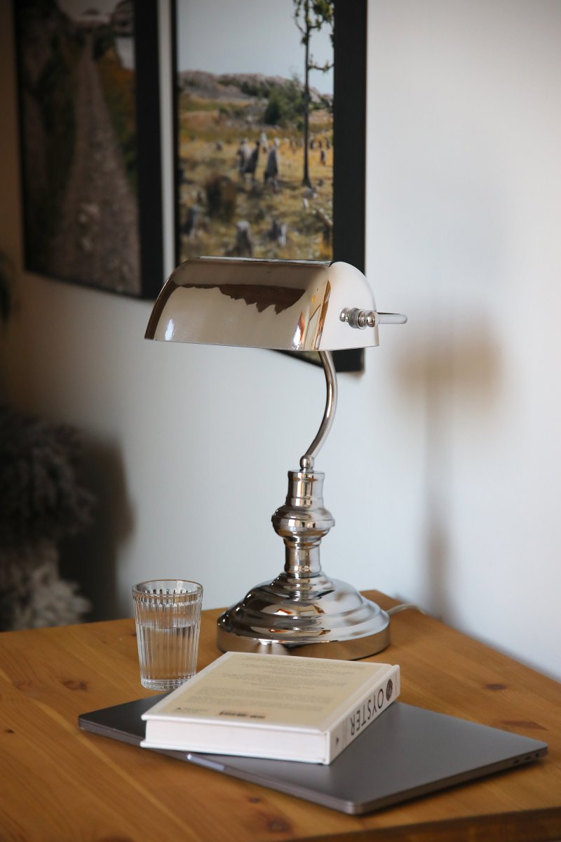 Bankers 42cm Krom skrivebordslampe Fra Markslöjd - Bankers bordlampe er lavet udelukkende af krom og har en metalbase og et justerbart matchende lampeglas.