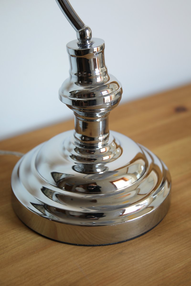 Bankers 42cm Krom skrivebordslampe Fra Markslöjd - Bankers bordlampe er lavet udelukkende af krom og har en metalbase og et justerbart matchende lampeglas.