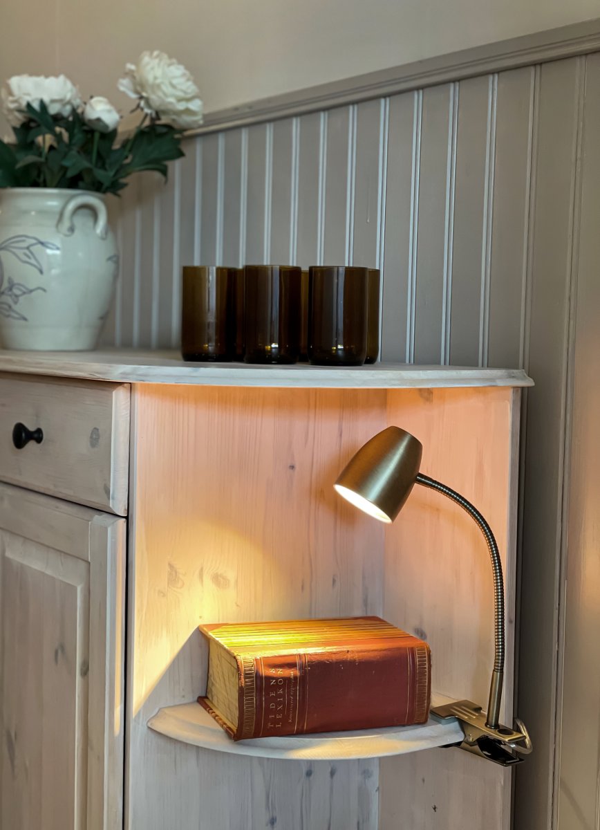 Sandnes Antik klemmelampe Fra Aneta Lighting - at du nemt kan flytte din lampe efter behov.