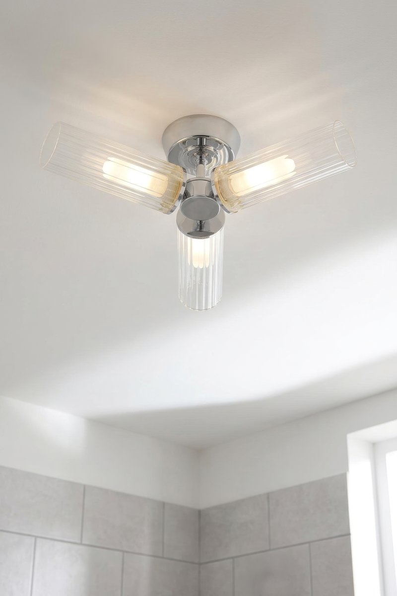 Rimini Ø40 Krom badeværelseslampe Fra Markslöjd - Med en IP44-klassificering er Rimini velegnet til badev&aelig;relser og er perfekt til dem, der &oslash;nsker at kombinere funktionel belysning med klassisk elegance.