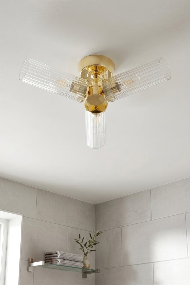 Rimini Ø40 Messing badeværelseslampe Fra Markslöjd - Med en IP44-klassificering er Rimini velegnet til badev&aelig;relser og er perfekt til dem, der &oslash;nsker at kombinere funktionel belysning med klassisk elegance.