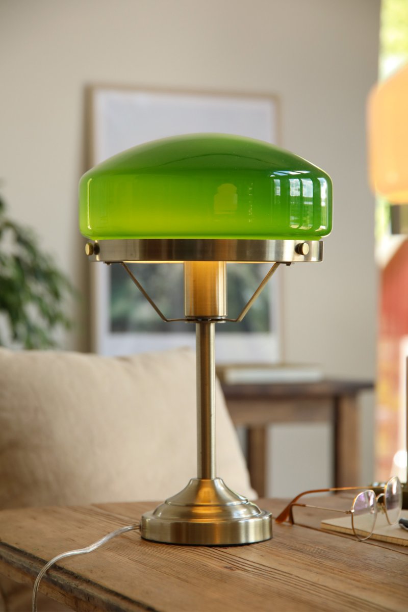 Aurelia 40cm Antik messing/grøn bordlampe Fra Markslöjd - Glassk&aelig;rmen har en diameter p&aring; 25 cm og spreder et bl&oslash;dt og behageligt lys.