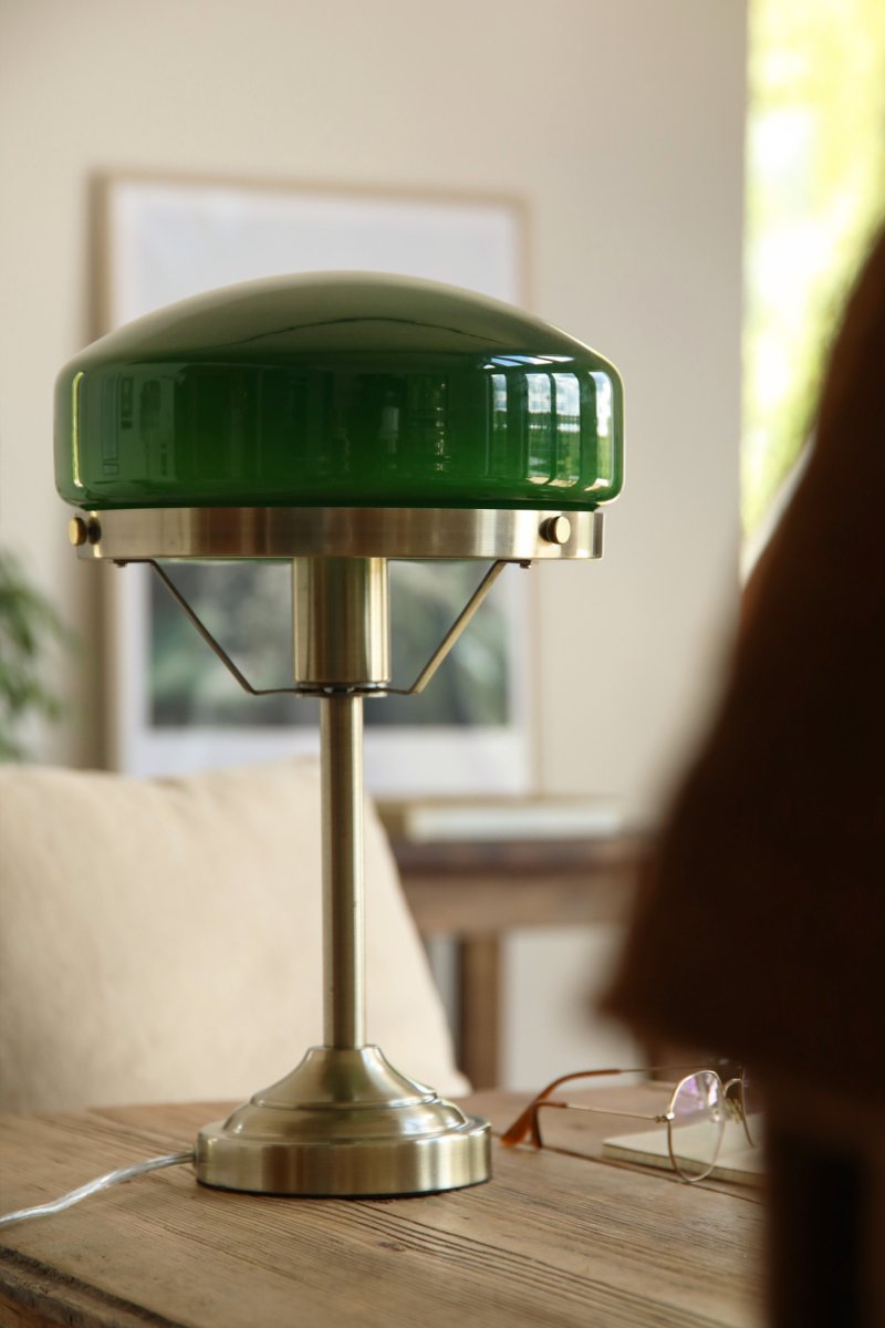 Aurelia 40cm Antik messing/grøn bordlampe Fra Markslöjd - Glassk&aelig;rmen har en diameter p&aring; 25 cm og spreder et bl&oslash;dt og behageligt lys.